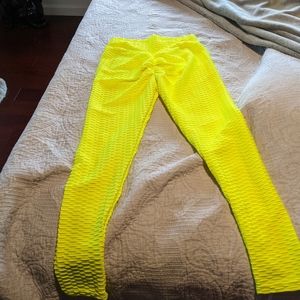Neon yellow butt enhancing leggings 🍑